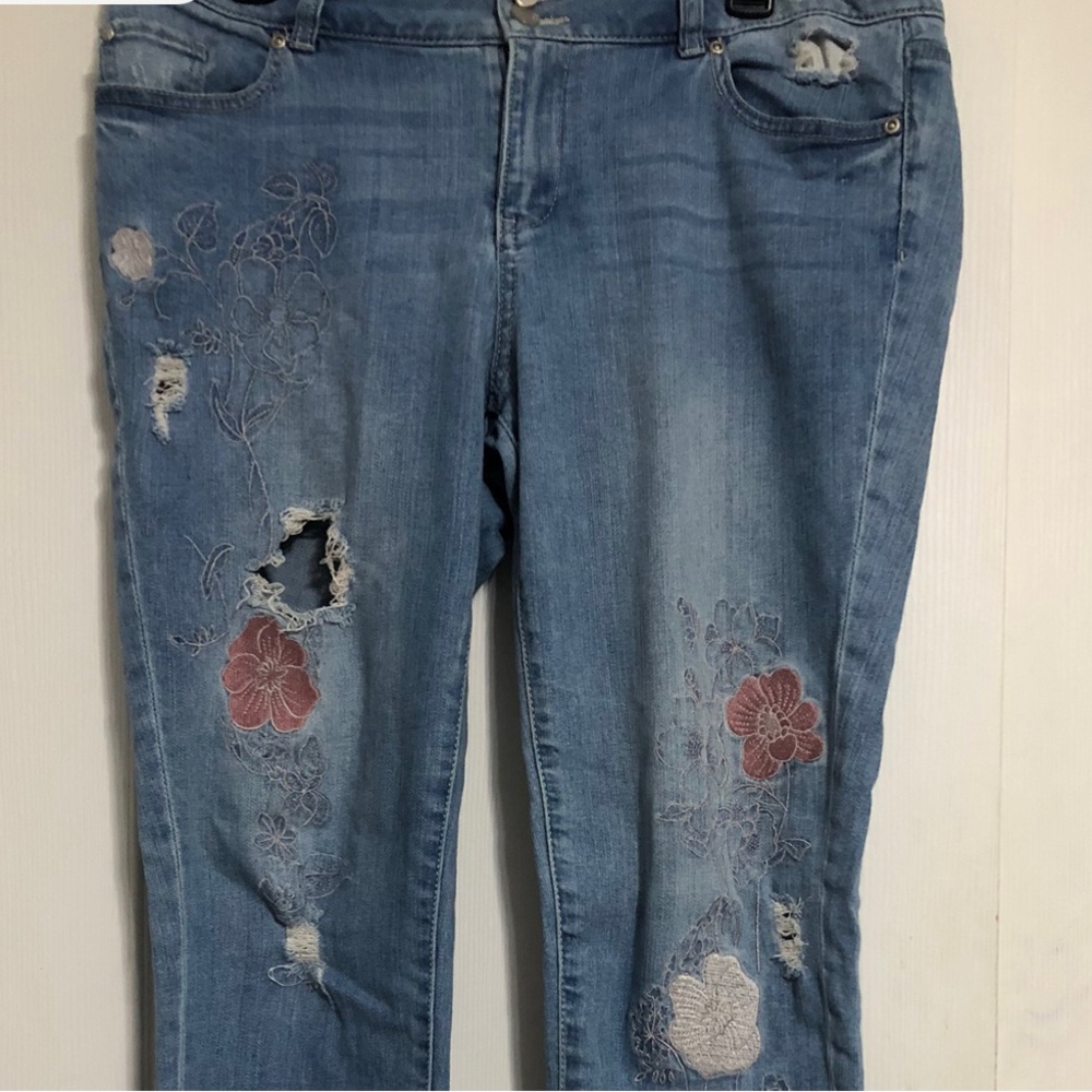 Floral embroidered distressed ripped boyfriend jeans‎ womens size 10 cottagecore